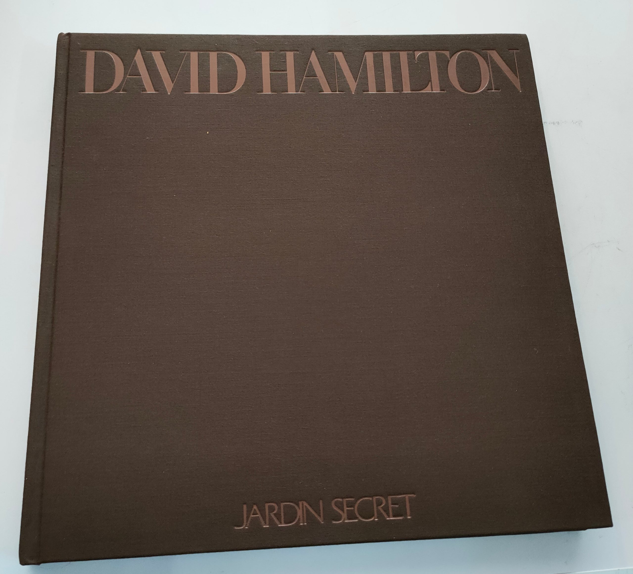 Featured image for “JARDIN SECRET / DAVID HAMILTON / AGEP / 1980 / Photographie”