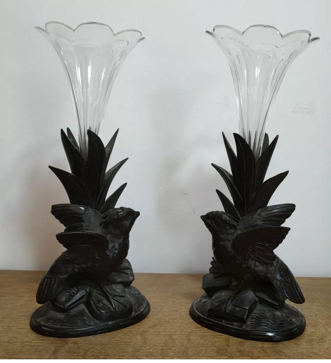 Featured image for “Vases cornets en cristal / Paire d'oiseaux en bois foret noire XIXème”