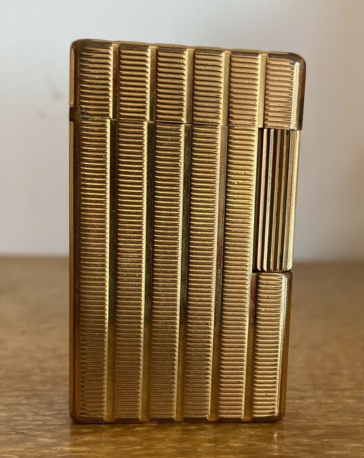 Featured image for “Ancien briquet à gaz S.T Dupont Paris plaqué or / 20 microns d'or”